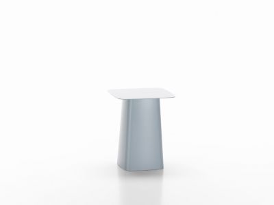 Blauer Metal Side Table Beistelltisch von Vitra, kleiner quadratischer Tisch auf weißem Hintergrund.